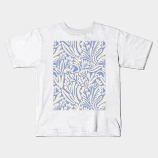 Abstract boho leaf and flower pattern in light blue Kids T-Shirt